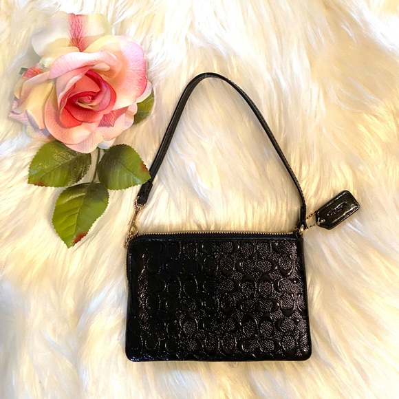 NEW-COACH BLACK LEATHER C-SIGNATURE WRISTLET nwot - Picture 2 of 4